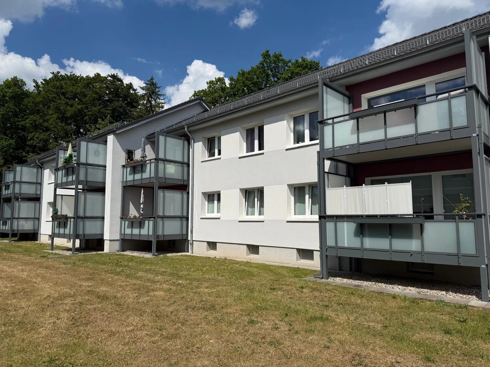 Gepflegte Außenfassade nach Sanierung