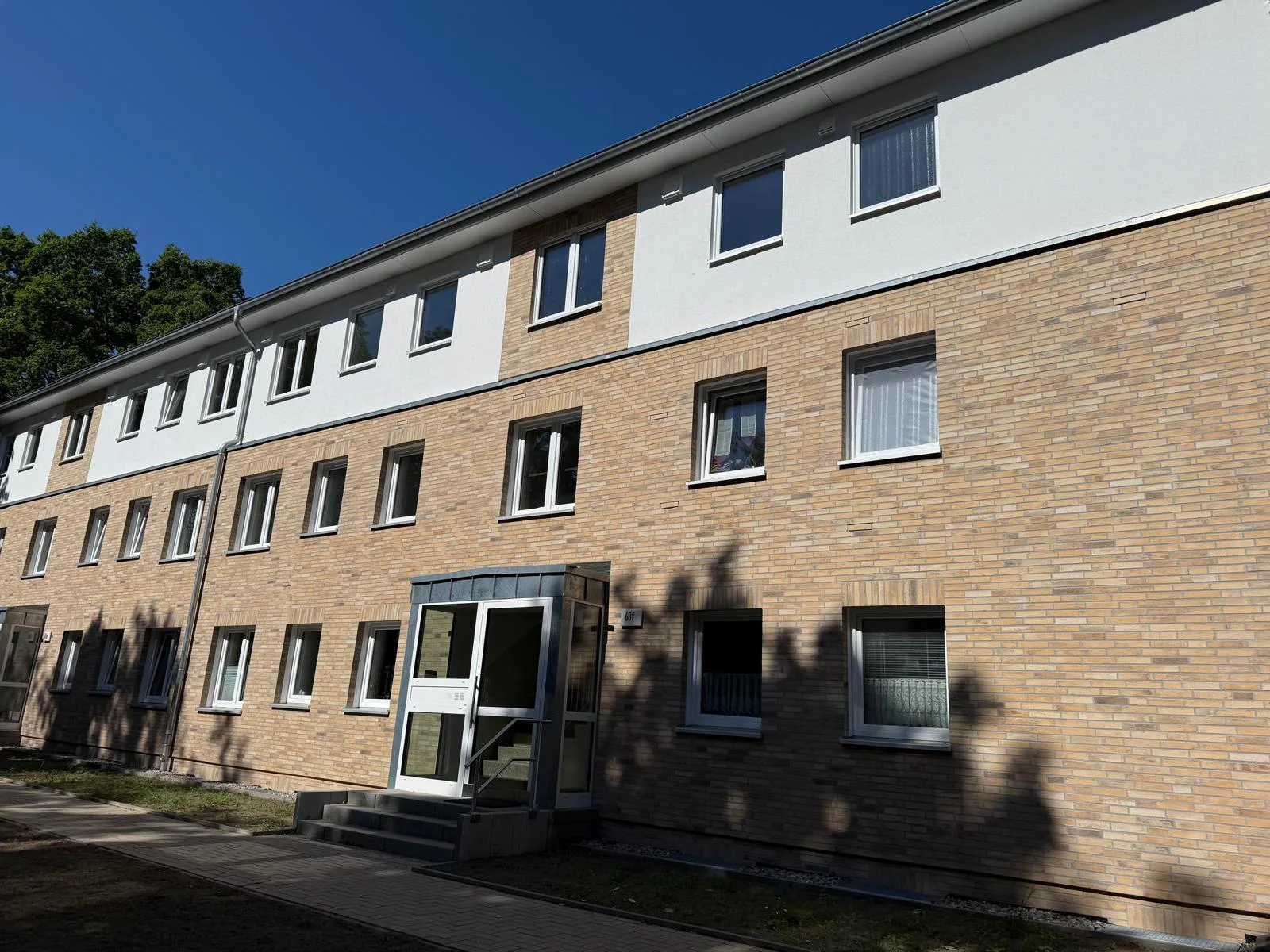 Modernisierte Wohnanlage mit neuer Fassadengestaltung